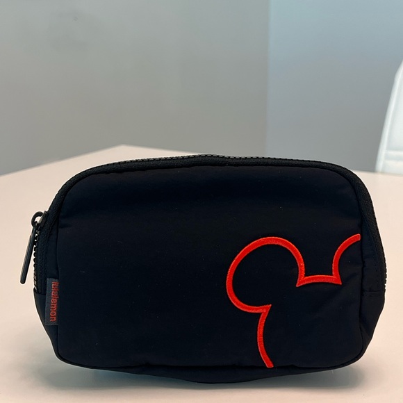 NWT Disney x Lululemon Everywhere Belt Bag 1L Mickey and Logo Print Black & Red - Picture 10 of 11